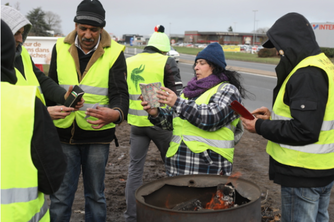 Gilets jaunes à l'entrée de Blois. © JP Gilets jaunes à l'entrée de Blois. © JP