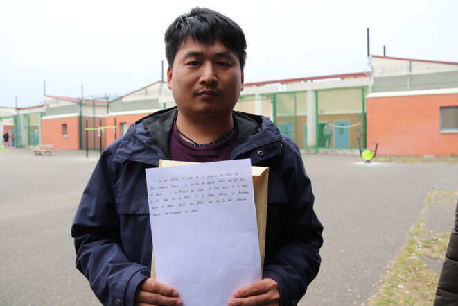 Chinois de 35 ans, Qiu s'accroche à ces quelques lignes de français : « Je suis chrétien. Si je retourne en Chine, la seule chose à laquelle je fais face est la mort. »