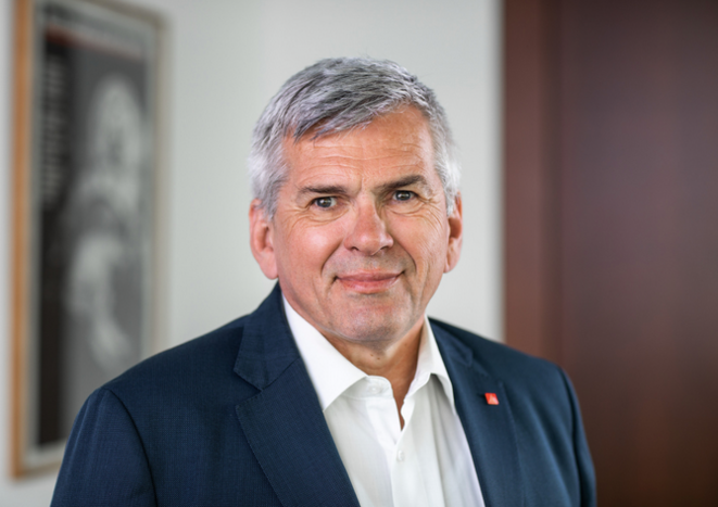 Jörg Hofmann. Jörg Hofmann.