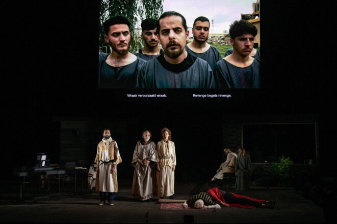 Scène de "Oreste à Mossoul" © Fred Debrock Scène de "Oreste à Mossoul" © Fred Debrock
