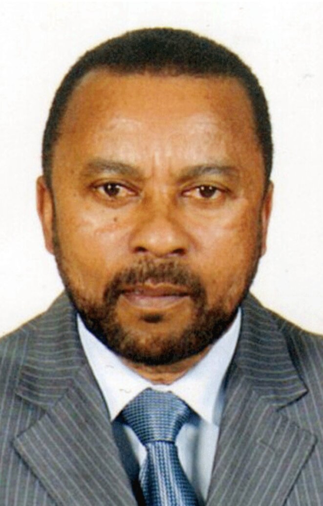 Betiana Bruno, ministre de l'énergie et des mines de Professeur A.Zafy, par qui le contrat de transports de produits petroliers, avec l'accord de Christian N'Tsay, Directeur Général de la Société Malgache du Solika :SOLIMA avait été favorisé. Complicité de longue date entre l'actuel premier ministre et M.Ravatomanga. Betiana Bruno, ministre de l'énergie et des mines de Professeur A.Zafy, par qui le contrat de transports de produits petroliers, avec l'accord de Christian N'Tsay, Directeur Général de la Société Malgache du Solika :SOLIMA avait été favorisé. Complicité de longue date entre l'actuel premier ministre et M.Ravatomanga.