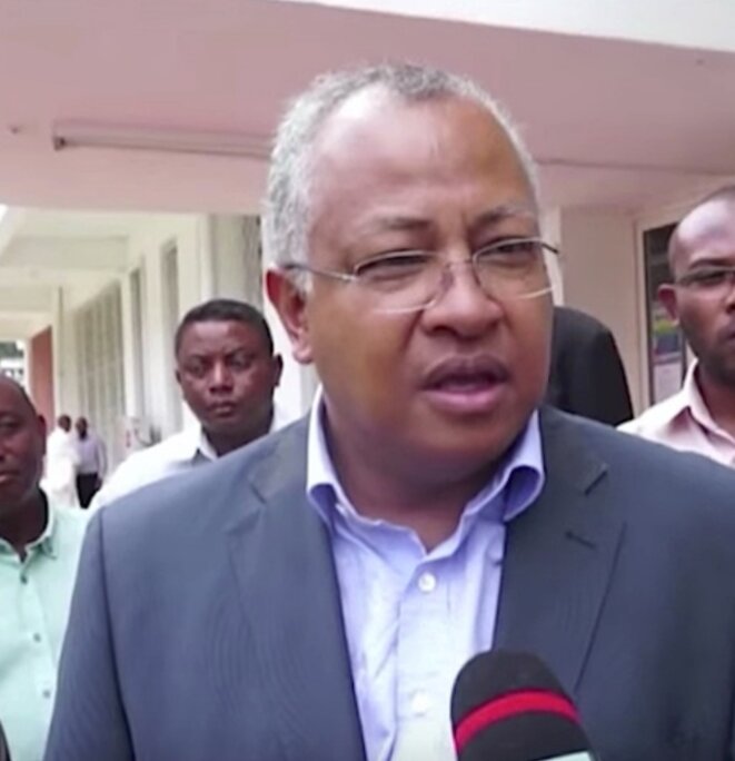 Hajo Andrianainarivelo, comme un oiseau, petit à petit il fait son nid, il a acquis une certaine maturité et rêve toujours d'être à la tête de l'Etat, il bénéficie d'un avantage sérieux quant aux nominations pour les hautes fonctions de l'Etat. Hajo Andrianainarivelo, comme un oiseau, petit à petit il fait son nid, il a acquis une certaine maturité et rêve toujours d'être à la tête de l'Etat, il bénéficie d'un avantage sérieux quant aux nominations pour les hautes fonctions de l'Etat.