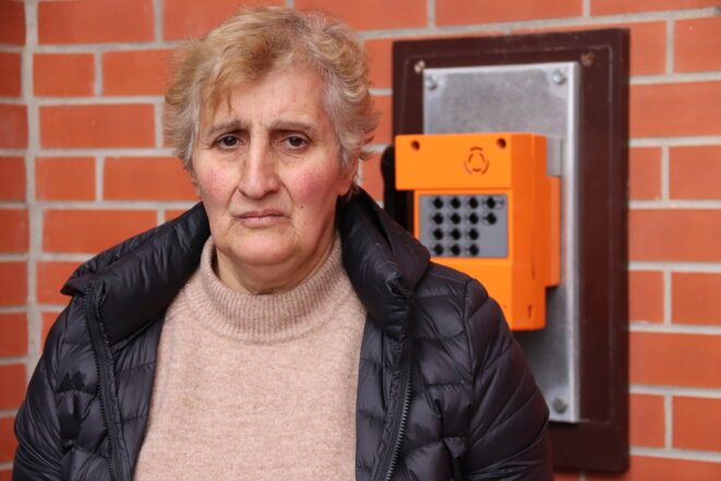 Arménienne, Svetlana explique dans un français défaillant qu'elle a perdu son mari et qu'elle vit depuis dix ans à La Rochelle, où résiderait aussi sa fille.
