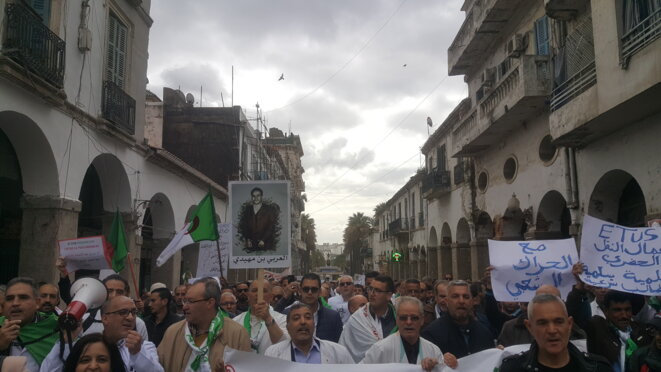Marche du personnel médical dans les rues de Skikda pour soutenir le mouvement populaire, Est de l'Algérie le 19 mars 2019 © hamza hamouchene