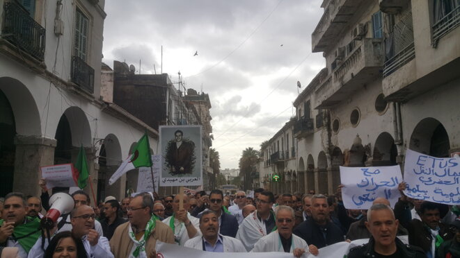 Marche du personnel médical dans les rues de Skikda pour soutenir le mouvement populaire, Est de l'Algérie le 19 mars 2019 © hamza hamouchene Marche du personnel médical dans les rues de Skikda pour soutenir le mouvement populaire, Est de l'Algérie le 19 mars 2019 © hamza hamouchene