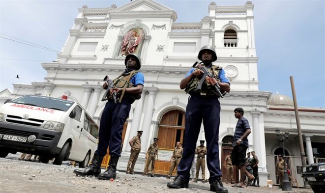 Des policiers devant l’église Saint-Anthony à Colombo. © Reuters Des policiers devant l’église Saint-Anthony à Colombo. © Reuters