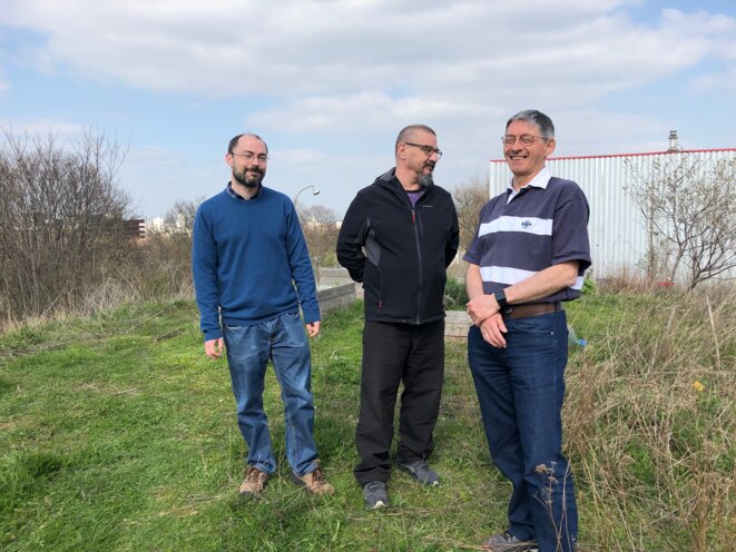 Des enseignants de Supméca, devant les ruches et les carrés potagers de l'école, à Saint-Ouen (JL). Des enseignants de Supméca, devant les ruches et les carrés potagers de l'école, à Saint-Ouen (JL).