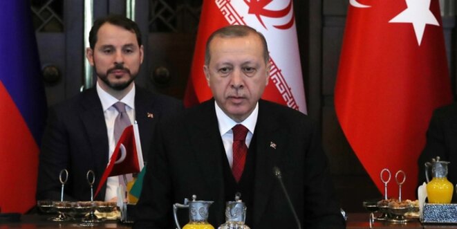 Derrière Erdogan, son gendre et ministre des finances Al Bayrak Derrière Erdogan, son gendre et ministre des finances Al Bayrak