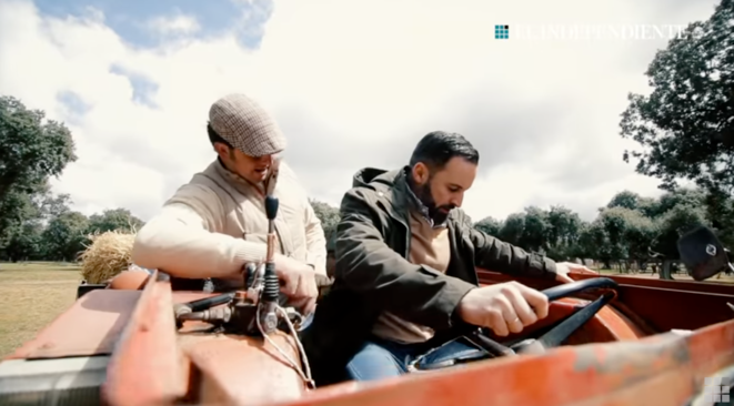 Clip de campagne de Vox. Abascal à bord d'un tracteur. Clip de campagne de Vox. Abascal à bord d'un tracteur.