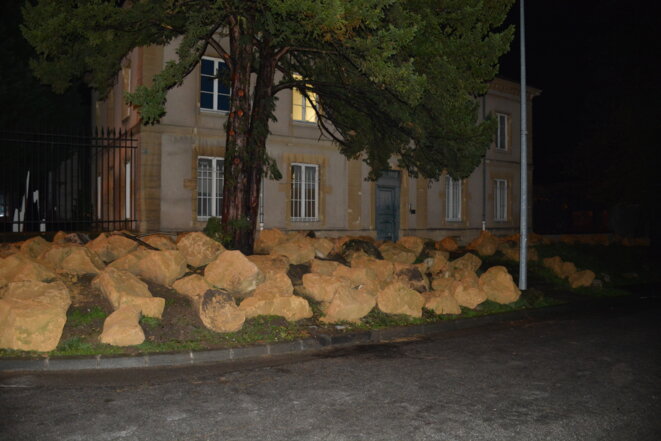 Pierres destinées à importuner les demandeurs d'asile couchant dans l'herbe Pierres destinées à importuner les demandeurs d'asile couchant dans l'herbe