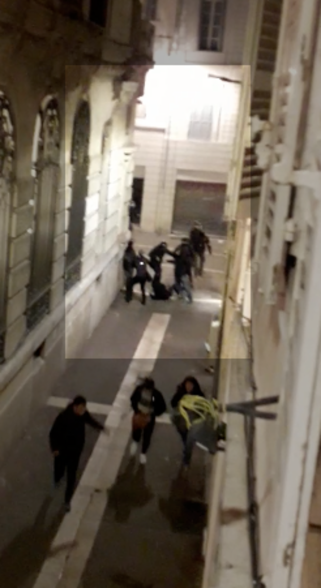 Des policiers de la BAC autour de Maria à terre le 18 décembre 2018 à Marseille. © DR Des policiers de la BAC autour de Maria à terre le 18 décembre 2018 à Marseille. © DR