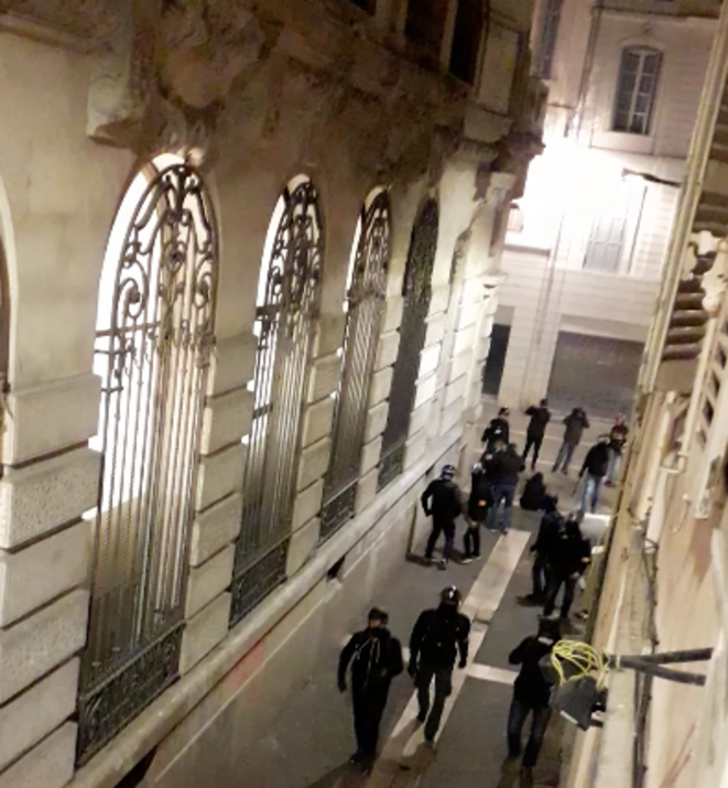 Maria, à terre, entourée par des policiers de la BAC, le samedi 8 décembre à Marseille. © DR Maria, à terre, entourée par des policiers de la BAC, le samedi 8 décembre à Marseille. © DR