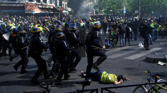 Une charge des CRS, à l'angle du quai de Jemmapes et de la rue du Faubourg-du-Temple. Au sol, Mélanie a reçu un coup de matraque sur la tête. © Gonzalo Fuentes Reuters Une charge des CRS, à l'angle du quai de Jemmapes et de la rue du Faubourg-du-Temple. Au sol, Mélanie a reçu un coup de matraque sur la tête. © Gonzalo Fuentes Reuters