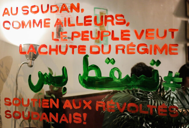 Vitrine peinte du slogan "tesgut bes", au café L'Amicale, qui a accueilli une après-midi de discussions le 24 mars. / RAS-Lyon Vitrine peinte du slogan "tesgut bes", au café L'Amicale, qui a accueilli une après-midi de discussions le 24 mars. / RAS-Lyon