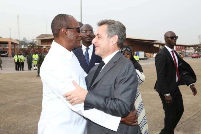 Alpha Condé et Nicolas Sarkozy à l’aéroport de Conakry, le 21 février 2019. © globalguinee.info Alpha Condé et Nicolas Sarkozy à l’aéroport de Conakry, le 21 février 2019. © globalguinee.info