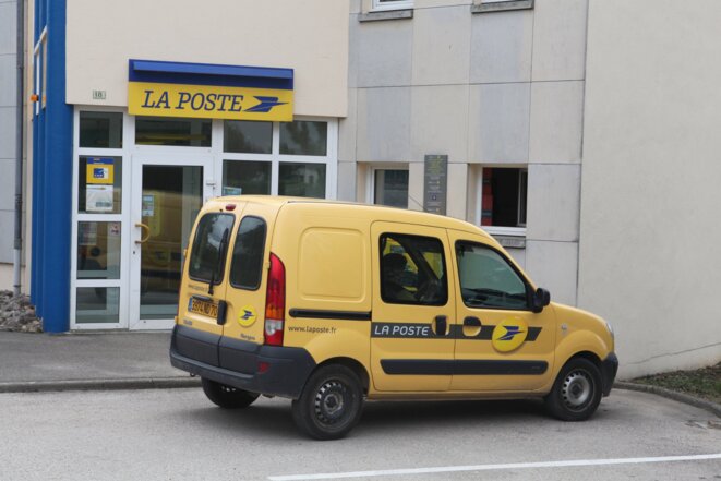 La Poste et un de ses fameux Renault Kangoo La Poste et un de ses fameux Renault Kangoo