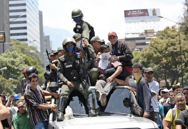À Caracas, des militaires sur une voiture de partisans de Juan Guaidó. © REUTERS/Carlos Eduardo Ramirez