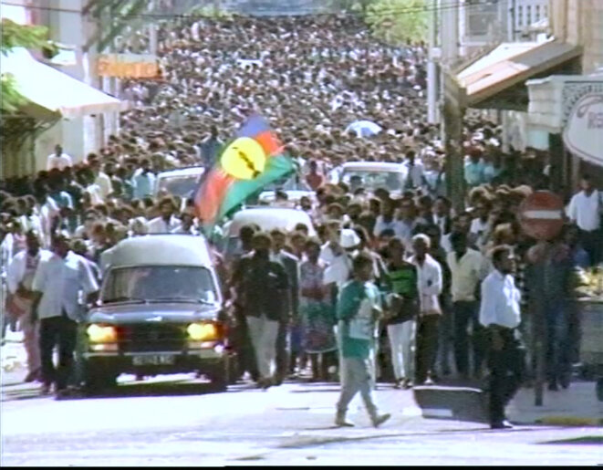 Funérailles de Tjibaou et Yeiwéné à Nouméa. Extrait du film Tjibaou Le pardon de Walles Kotra et Gilles Dagneau (2006) Funérailles de Tjibaou et Yeiwéné à Nouméa. Extrait du film Tjibaou Le pardon de Walles Kotra et Gilles Dagneau (2006)