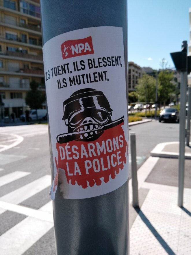 Affichette du NPA vue à Nice pour désarmer la police © Didier CODANI Affichette du NPA vue à Nice pour désarmer la police © Didier CODANI