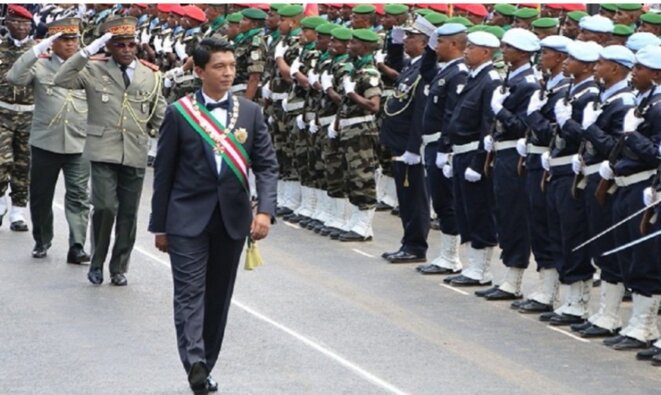 Une armée à la merci, et à la courbette devant l'attitude dissuasive du jeune président, A.Rajoelina
