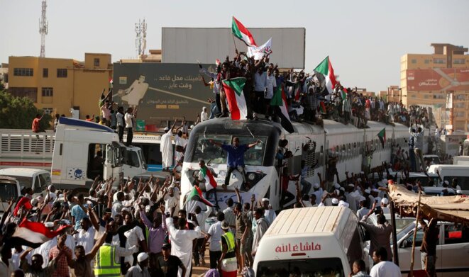 Arrivée d'un convoi de manifestants par train à Khartoum le 23 avril, en provenance de la ville d'Atabara, d'où avaient commencé les manifestations en décembre. / Umit Bektas, Reuters. Arrivée d'un convoi de manifestants par train à Khartoum le 23 avril, en provenance de la ville d'Atabara, d'où avaient commencé les manifestations en décembre. / Umit Bektas, Reuters.