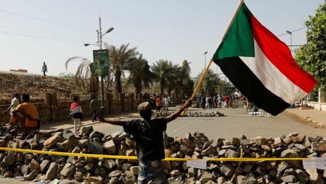 Barricades autour d'Al-Qyada, le 30 avril. / Umit Bektas, Reuters. Barricades autour d'Al-Qyada, le 30 avril. / Umit Bektas, Reuters.