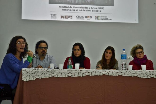 Panel "Lucha Armada en América Latina. Experiencias históricas y debates actuales" avec (de gauche à droite) Luciana Seminara (Argentine), Rolando Álvarez Vallejos (Chili), Isabel Priscila Pimentel da Silva (Brésil), Mora González Canosa (Argentine) et Anouk Guiné (France). Panel "Lucha Armada en América Latina. Experiencias históricas y debates actuales" avec (de gauche à droite) Luciana Seminara (Argentine), Rolando Álvarez Vallejos (Chili), Isabel Priscila Pimentel da Silva (Brésil), Mora González Canosa (Argentine) et Anouk Guiné (France).