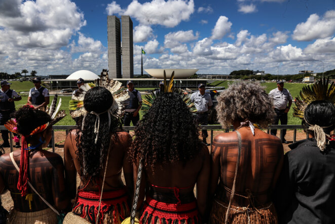 Des femmes indigènes font face au cordon de policier déployé autour du Congrès, Brasilia, avril 2019. © Jean-Mathieu Albertini Des femmes indigènes font face au cordon de policier déployé autour du Congrès, Brasilia, avril 2019. © Jean-Mathieu Albertini
