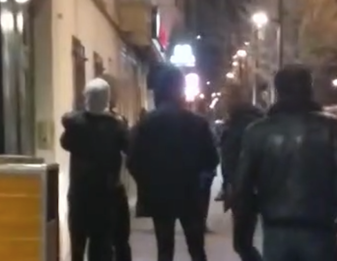 Mineur de 15 ans dont la tête est recouverte d'un sac de tissu par les policiers, 9 mars 2019, Paris. © Document Mediapart. Mineur de 15 ans dont la tête est recouverte d'un sac de tissu par les policiers, 9 mars 2019, Paris. © Document Mediapart.