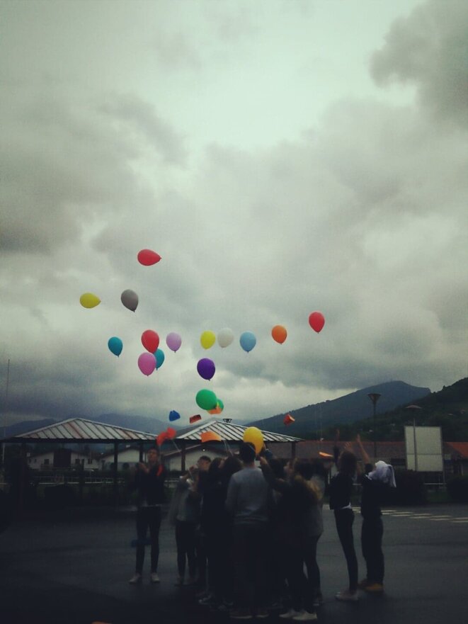 Les ballons des "invités" s'envolent