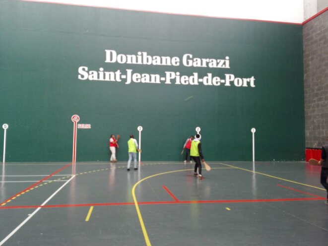 Issouf, Yacine, Zakir et Abdulwahid découvrent la pelote basque au Jai Alai Issouf, Yacine, Zakir et Abdulwahid découvrent la pelote basque au Jai Alai