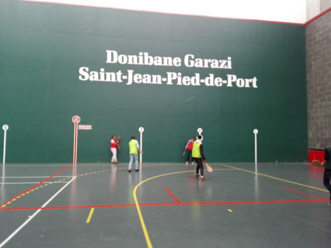 Issouf, Yacine, Zakir et Abdulwahid découvrent la pelote basque au Jai Alai