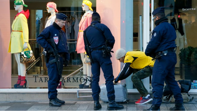 La vidéo ne permet pas de vérifier si une personne fait l’objet de contrôles répétés. © Reuters La vidéo ne permet pas de vérifier si une personne fait l’objet de contrôles répétés. © Reuters
