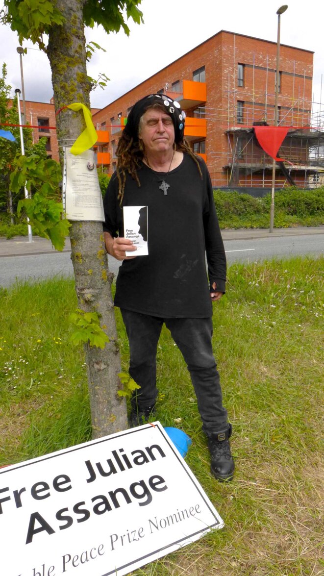 Cioran O'Reilly, face à la prison de Belmarsh, 2 mai 2019. Cioran O'Reilly, face à la prison de Belmarsh, 2 mai 2019.
