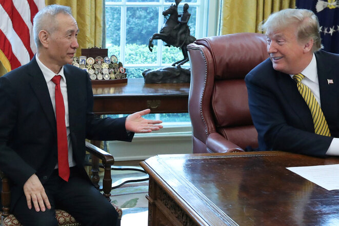 El vicepresidente chino Liu He y Donald Trump en la Casa Blanca en abril de 2019. © Reuters