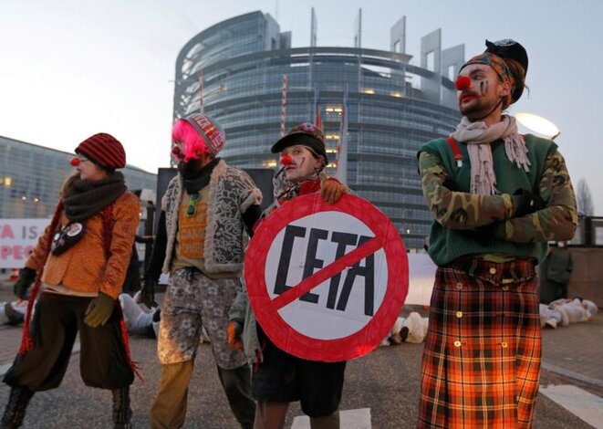 Des opposants au CETA en février 2017 à Strasbourg. © Reuters Des opposants au CETA en février 2017 à Strasbourg. © Reuters
