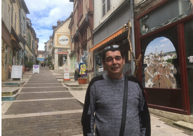 José devant la rue piétonne déserte de Joigny. © LD José devant la rue piétonne déserte de Joigny. © LD