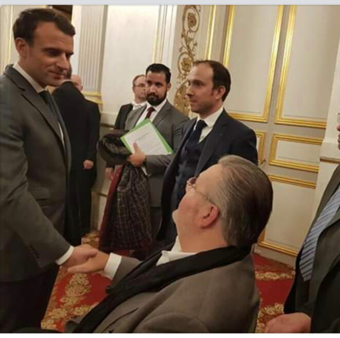 Emmanuel Macron, avec Patrick Toulmet (en fauteuil), Sébastien Ménard et Alexandre Benalla. © DR