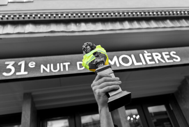 Les manifestants étaient venus décerner deux prix, un Molière d'honneur et un du déshonneur, en brandissant les véritables fameuses statuettes vêtues de gilets jaunes. © DR Les manifestants étaient venus décerner deux prix, un Molière d'honneur et un du déshonneur, en brandissant les véritables fameuses statuettes vêtues de gilets jaunes. © DR