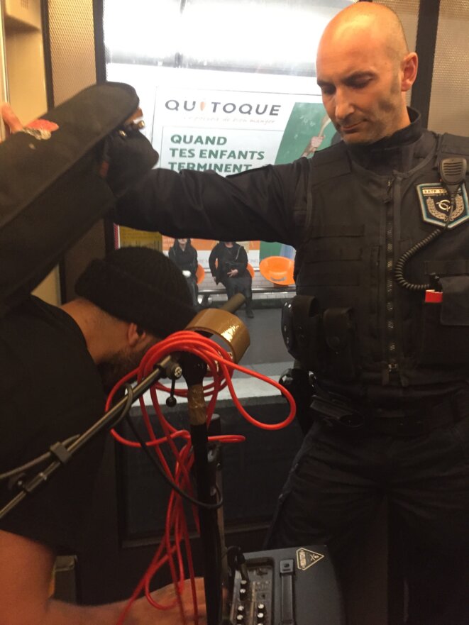 Éviction d'un guitariste du métro © AB Éviction d'un guitariste du métro © AB