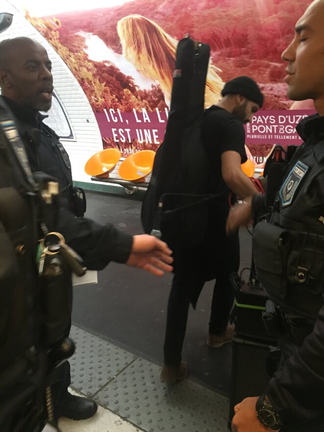 Éviction d'un guitariste du métro 2 © AB Éviction d'un guitariste du métro 2 © AB