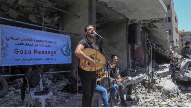 DAWAWEEN Groupe musical palestinien en résistance à L’Eurovision devant un bâtiment de Gaza bombardée par Israël © PALESTINE E’M.C. DAWAWEEN Groupe musical palestinien en résistance à L’Eurovision devant un bâtiment de Gaza bombardée par Israël © PALESTINE E’M.C.