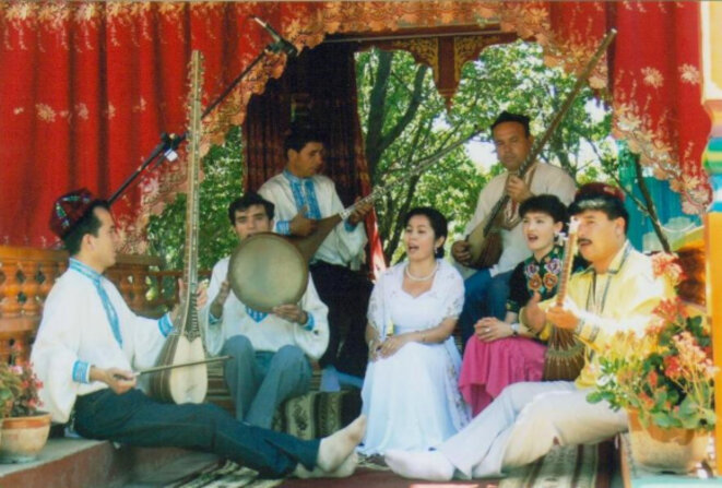 Sanubar Tursun, célèbre musicienne, chanteuse ouïghoure, entourée de ses collègues ouïghours. Sanubar Tursun, célèbre musicienne, chanteuse ouïghoure, entourée de ses collègues ouïghours.