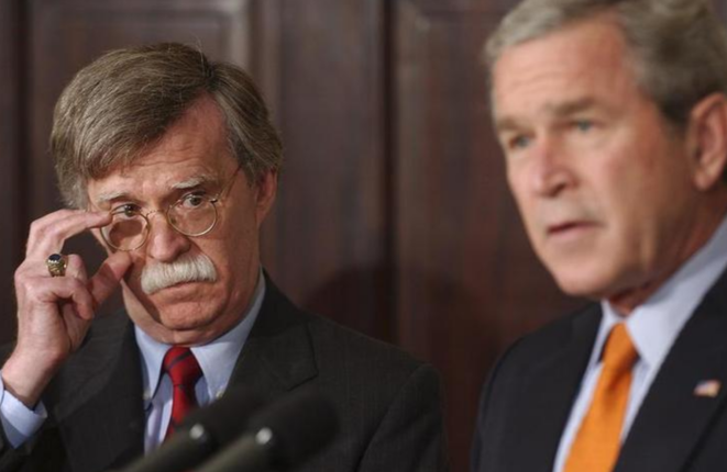 El 1 de agosto de 2005: George Bush (a la derecha) anuncia la nominación de John Bolton al puesto de embajador estadounidense en la ONU. © Reuters