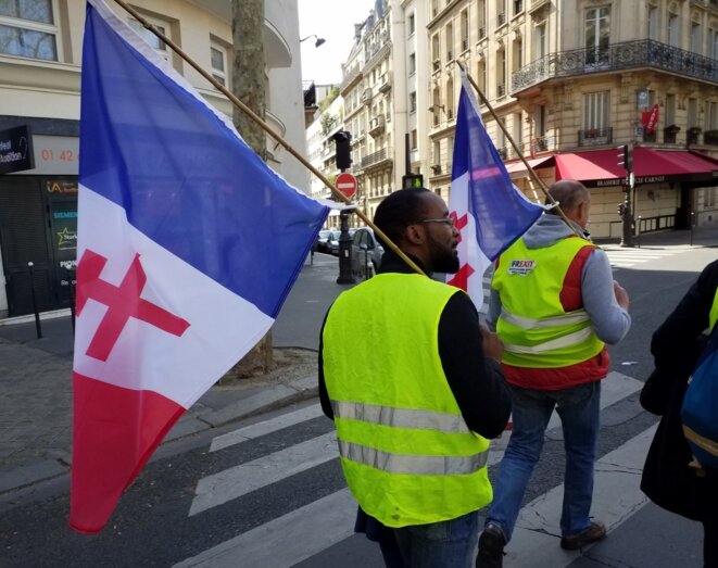 gilets-jaunes-slogan-drapeau-tricolore-croix-de-lorraine-06-04-2019