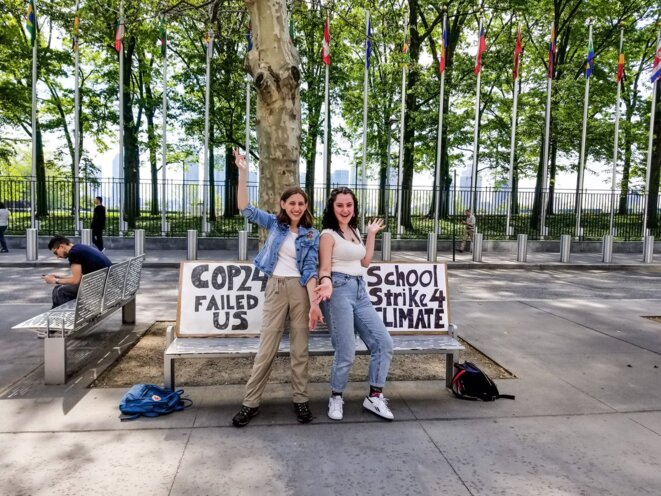 Alexandria Villesañor (à gauche) manifeste chaque semaine devant le siège des Nations unies, à New York. © Compte Twitter d'Alexandria Villesañor (@AlexandriaV) Alexandria Villesañor (à gauche) manifeste chaque semaine devant le siège des Nations unies, à New York. © Compte Twitter d'Alexandria Villesañor (@AlexandriaV)