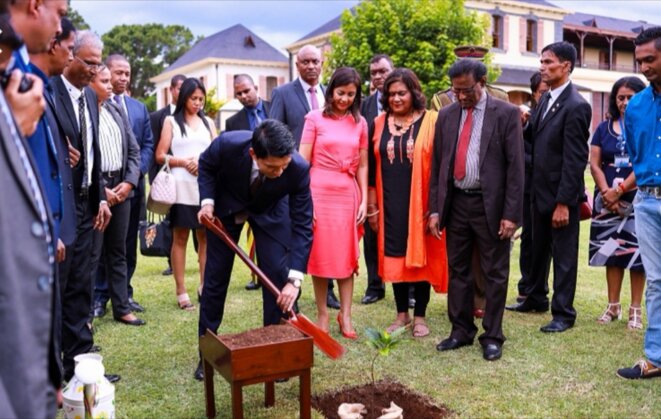 Cette photo symbolise beaucoup de choses, un A.Rajoelina le paysan et campagnard de la région, deux, courage travaille, nous mauriciens on sera présent au moment de la récolte, bref sur tous les plans les mauriciens ont plus de poids aux négociations que les dirigeants malgaches. Vingt ans avant cela, c'était le contraire, les malgaches étaient craints et respectés par les mauriciens, que ce soit en sport qu'en politique. . Cette photo symbolise beaucoup de choses, un A.Rajoelina le paysan et campagnard de la région, deux, courage travaille, nous mauriciens on sera présent au moment de la récolte, bref sur tous les plans les mauriciens ont plus de poids aux négociations que les dirigeants malgaches. Vingt ans avant cela, c'était le contraire, les malgaches étaient craints et respectés par les mauriciens, que ce soit en sport qu'en politique. .