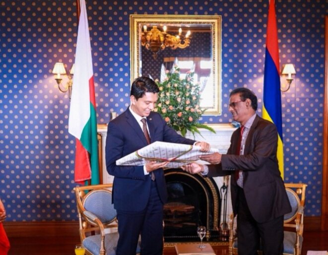 One wonders what gift the Malagasy had received from the Mauritian government, if they had just offered 80 ha of land to their Mauritian brothers. To this day no one knows, it is certainly the price of the silence of the Mauritians on the investigations initiated by the French National Prosecutor’s Office One wonders what gift the Malagasy had received from the Mauritian government, if they had just offered 80 ha of land to their Mauritian brothers. To this day no one knows, it is certainly the price of the silence of the Mauritians on the investigations initiated by the French National Prosecutor’s Office