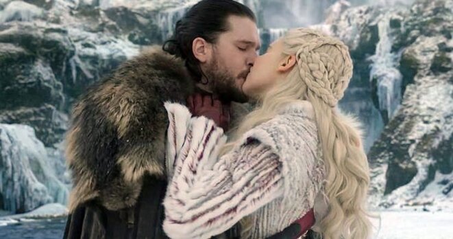 une-kiss-jon-daenerys-696x366