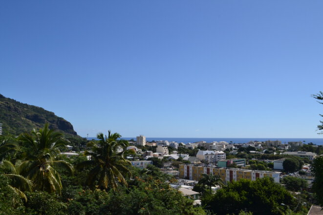La ville de Saint-Denis, sur l'île de La Réunion, est la plus peuplée de l'Outre-mer français, avec 150 000 habitants. Le Rassemblement national y a obtenu 27,12 % des voix. © JS La ville de Saint-Denis, sur l'île de La Réunion, est la plus peuplée de l'Outre-mer français, avec 150 000 habitants. Le Rassemblement national y a obtenu 27,12 % des voix. © JS